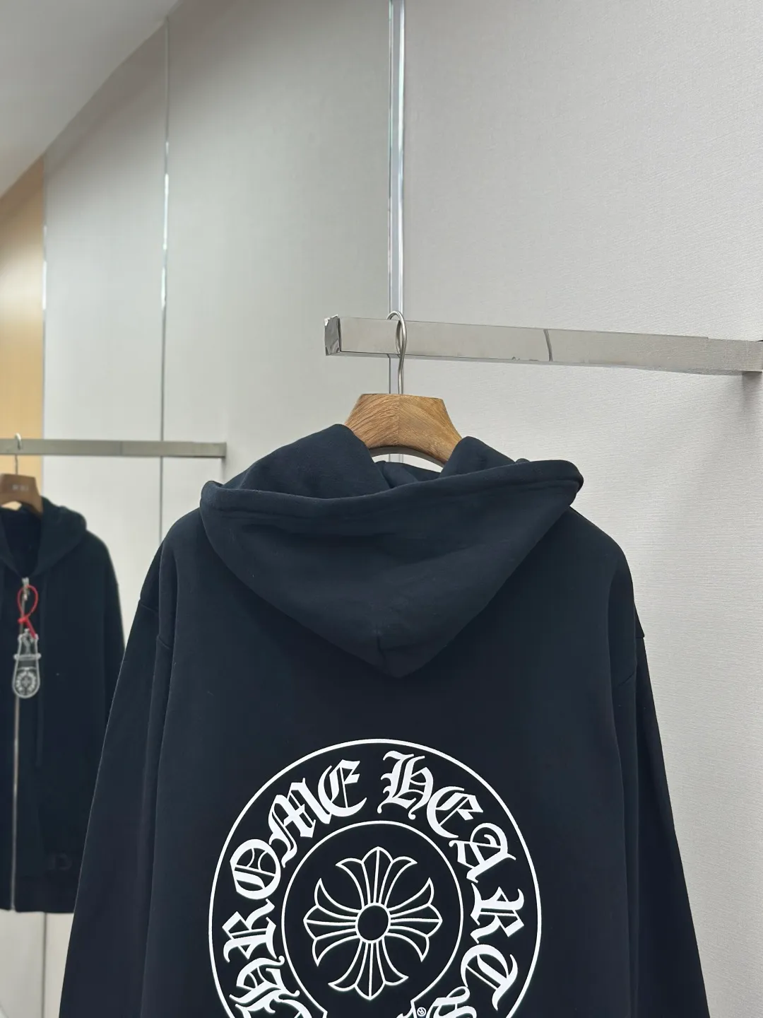 P480 Chrome Hearts letter-printed zipper jacket. Customized plain suede cotton. Delicate and smooth, comfortable and close to the skin. It is made of deep black as the base. Plain white lines are neatly cracked. The cross pattern on the front is precisely embellished on the chest, while the gray CH pattern is looming on the hem to control the visual focus. The scroll mantra is outlined on the back like an ancient seal. Ruggedness and sophistication coexist. The zippered hooded silhouette deconstructs the lazy drape carrying suede. A rock oracle that whispers that I am the rule. A rebellious ceremony about wearing and performing. Process 1: Use glue printing. The printing is modified three times by the film screen. Use glue liquid paint to print the pattern on the fabric. Bake the fabric to fix the printing pattern. Process 2: The fabrics are washed and have a better hand feel. Not easy to deform. Not easy to shrink. Not easy to fade. Maintain long-term beauty. Accessories: Customized CH zipper. Customized CH trademark. Version: Loose version. Size: S M L XL